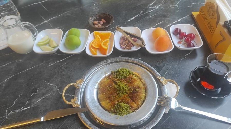 Künefe ve ikram tabakları